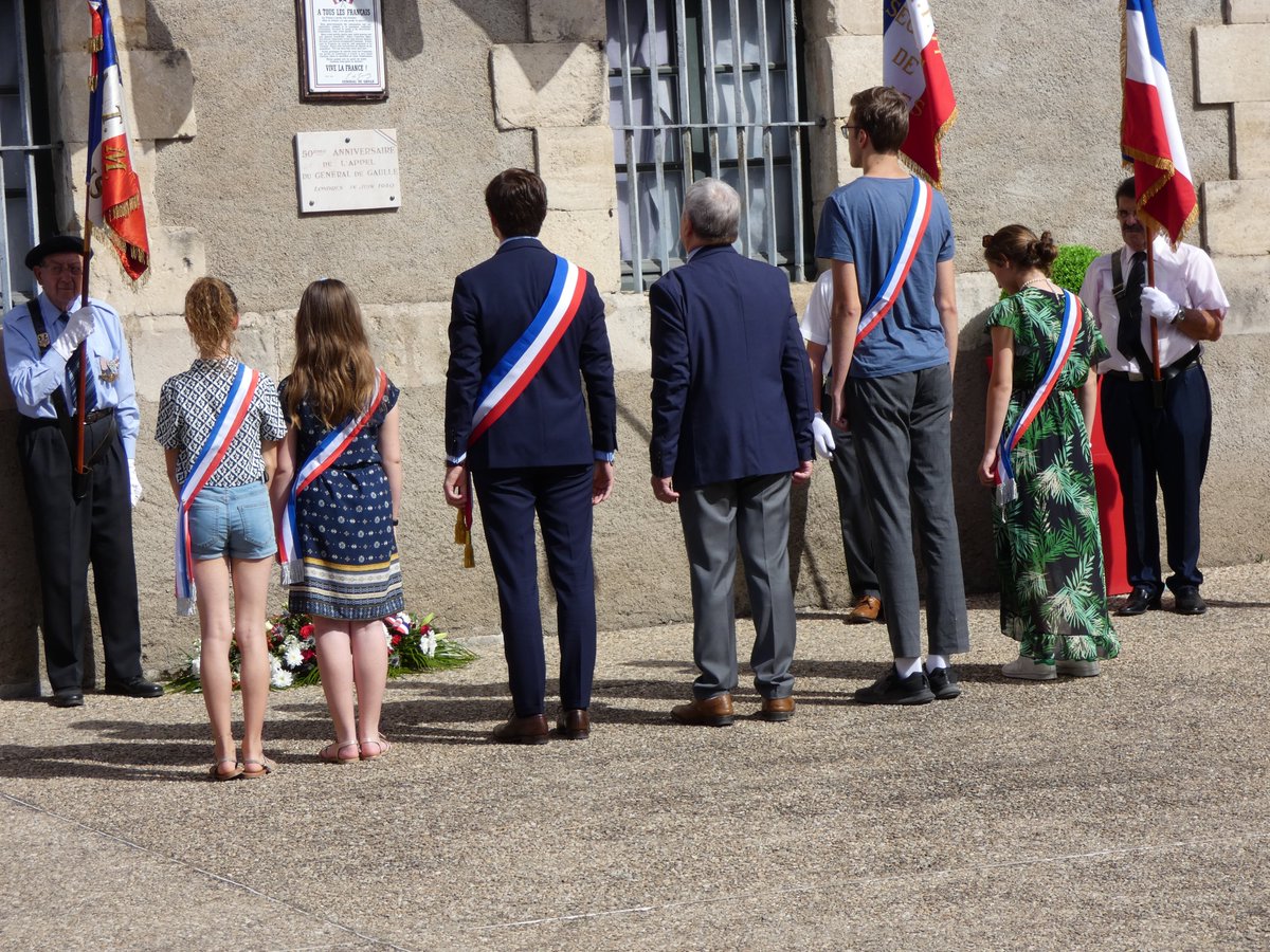 DSDEN_03's tweet photo. Cérémonie de commémoration de l'Appel du 18 juin 1940 sur le parvis du Musée de la Tour Prisonnière @VilledeCusset en présence de M. @jslaloy, Maire, Mme BEUVE, Sous préfète @Prefet03 et Mme PRESTAUX IA DASEN @DSDEN_03 et des jeunes en stage #SNU @snujemengage 
@acclermont https://t.co/17E9SPczO6
