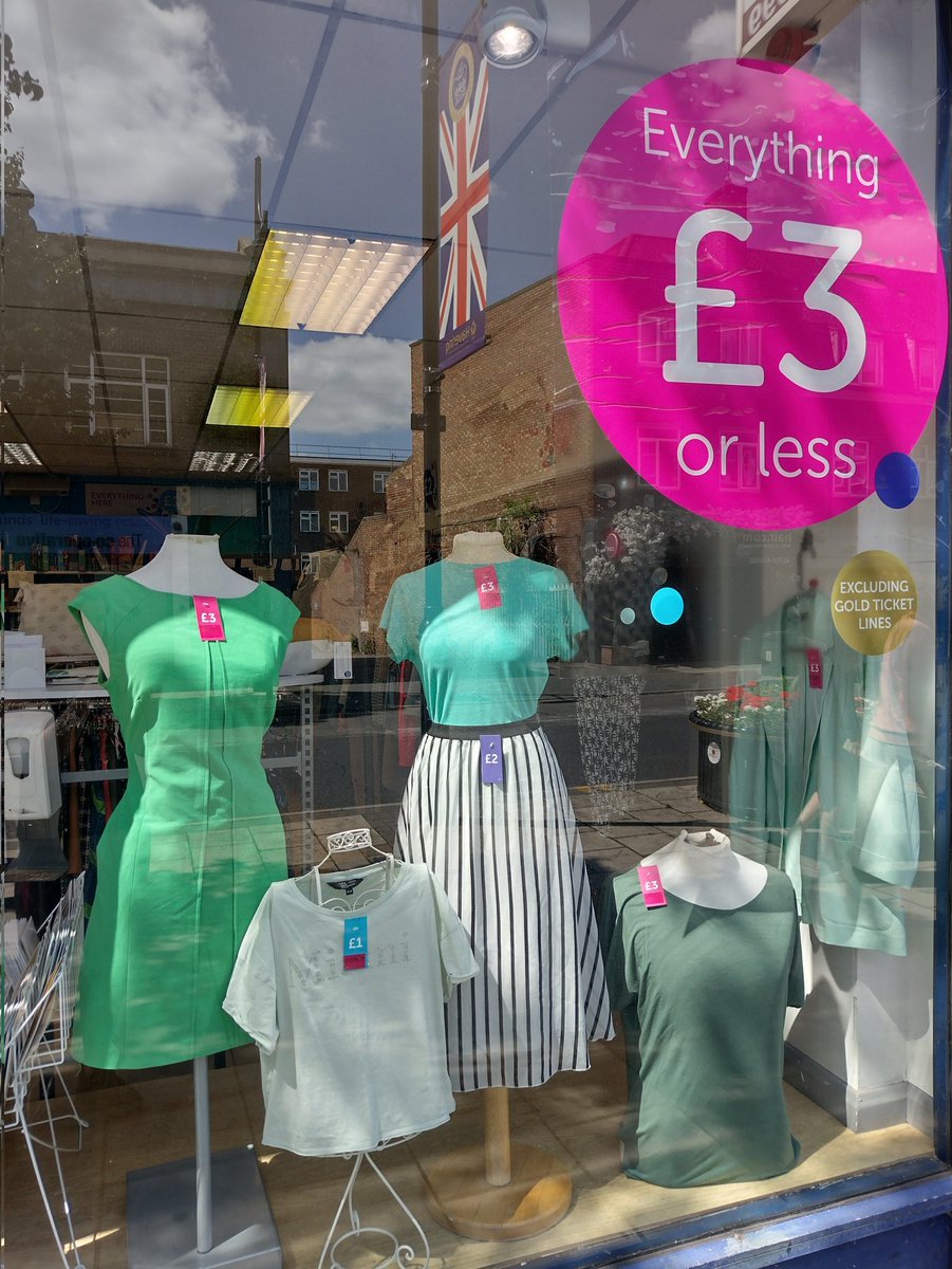 ElmParkShop's tweet photo. Today's window display
#cruk
#green
#windowdisplay https://t.co/oDxchlefod