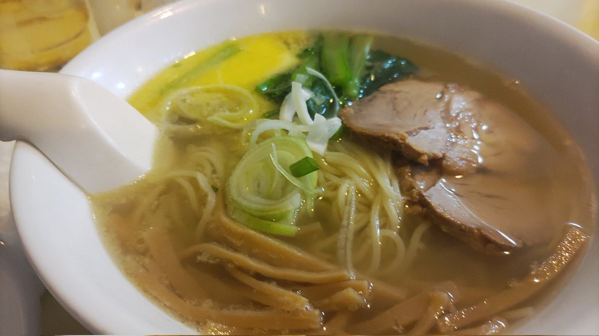 カリPに連れられてバンコクの一番ラーメンに来ました！ 初めて来たけど安くて美味しい！ ラーメン食べたくなったらここで決まりやな！(シモ)