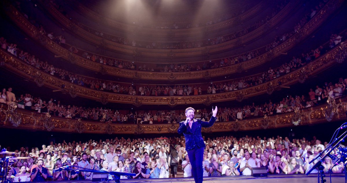 MiguelPoveda's tweet photo. Gracias infinitas a mi gente de Barcelona por brindarnos tantísimo amor en el @Liceu_cat . No olvidaré jamás el reencuentro con mis raíces y mi gente en este templo mágico de la música. En breve os muestro un vídeo resumen de lo que vivimos en la tarde/noche de ayer. @guitarbcn https://t.co/HQFFJZR2lR