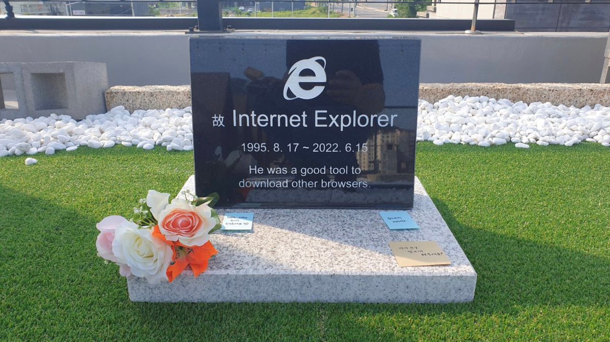 HDblog's tweet photo. Internet Explorer è morto e sepolto: ecco la (vera) lapide https://t.co/qNd3m73DfT via @HDblog https://t.co/4eVgB4lleZ