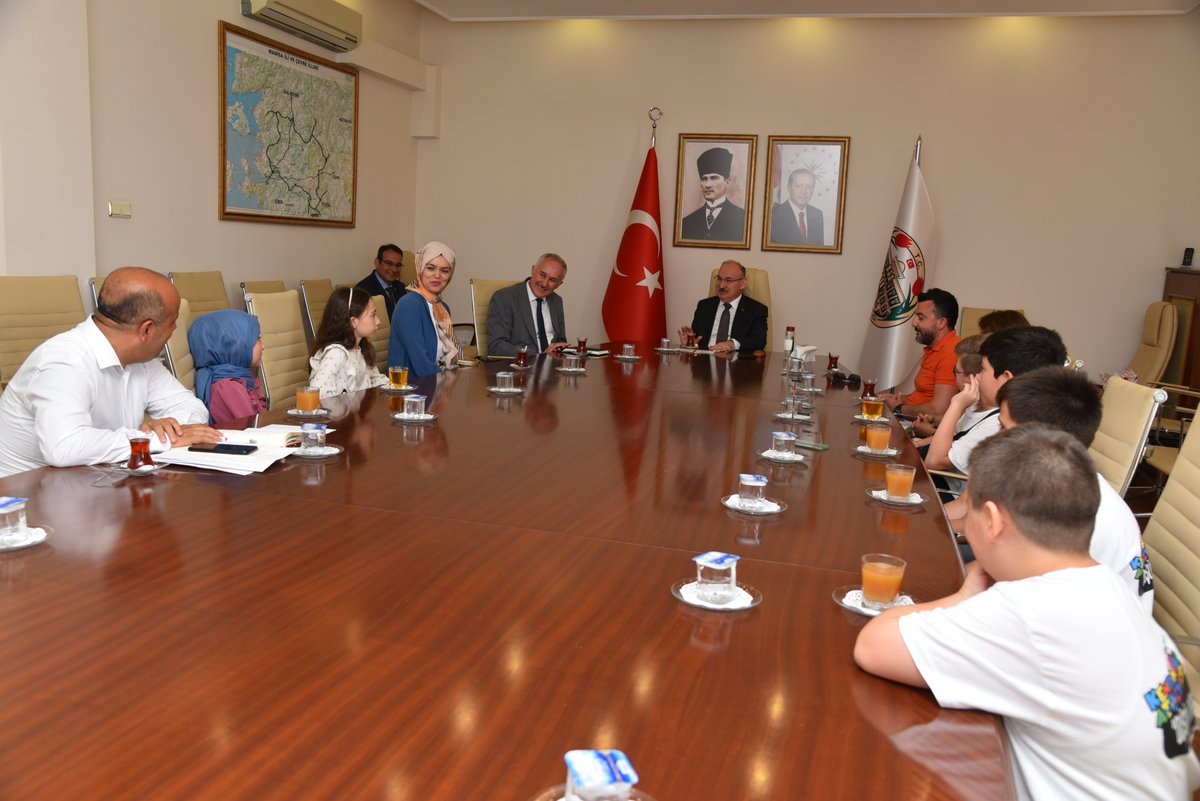 WRO-Dünya Robot Olimpiyatları'nda Geleceğin Mucitleri Yıldızlar Kategorisinde Türkiye 2’cisi olan DOIT-SELF Takımı ve Türkiye 3’cüsü olan INVENTORS Takımı ile Kendin Yap Atölyeleri Festivalinde 1’inci olan 3D Tasarım Takımı öğrencileri <a href="/ValiKaradeniz/">Yaşar Karadeniz</a>'i ziyaret etti.