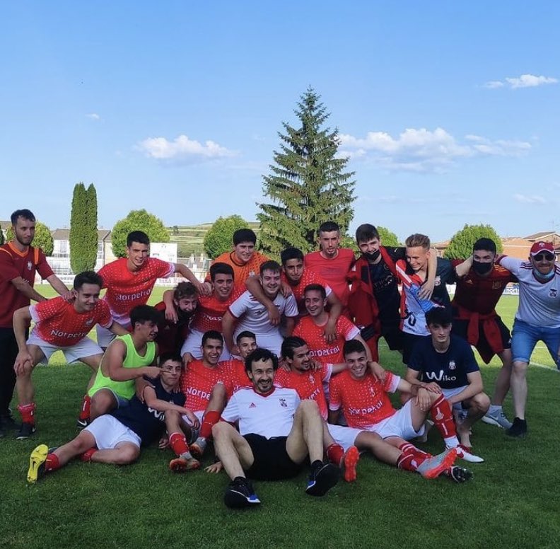MarioAmoretti_'s tweet photo. Hoy se cumple un año del ascenso, uno de los días más felices de mi vida🎂
Tan solo tengo palabras de agradecimiento al club que confió en mi en un año tan dificil y a la familia que me lo puso todo tan fácil.❤️
Ojalá algún día nuestros caminos se vuelvan a cruzar🔴
@cfbriviesca https://t.co/PuaC1udLHH
