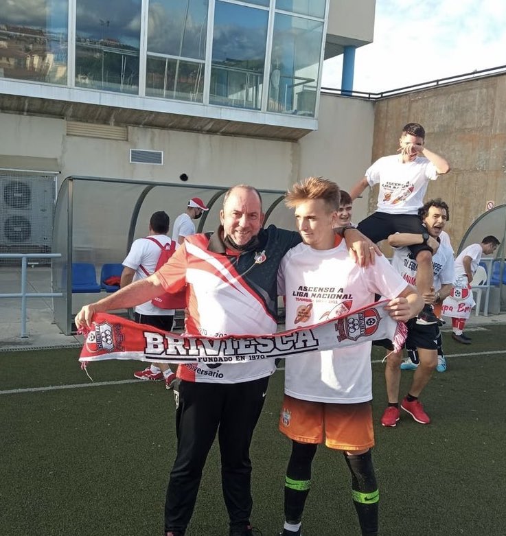 MarioAmoretti_'s tweet photo. Hoy se cumple un año del ascenso, uno de los días más felices de mi vida🎂
Tan solo tengo palabras de agradecimiento al club que confió en mi en un año tan dificil y a la familia que me lo puso todo tan fácil.❤️
Ojalá algún día nuestros caminos se vuelvan a cruzar🔴
@cfbriviesca https://t.co/PuaC1udLHH