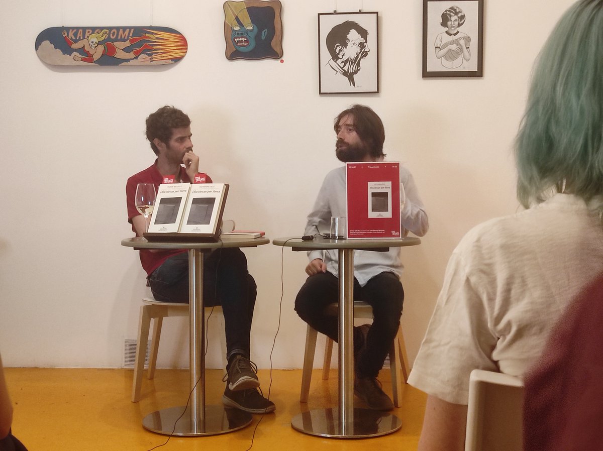 EkaitzOrtega's tweet photo. Muchas preguntas en la cabeza tras escuchar a @jgobarcena y @victorbalcells en la presentación de 'Discotecas por fuera' (@AnagramaEditor) que se ha celebrado en @tiposinfames. La primera, ¿qué es El Halo? Yo lo relaciono con Sivainvi. https://t.co/ejgbKOfhGX