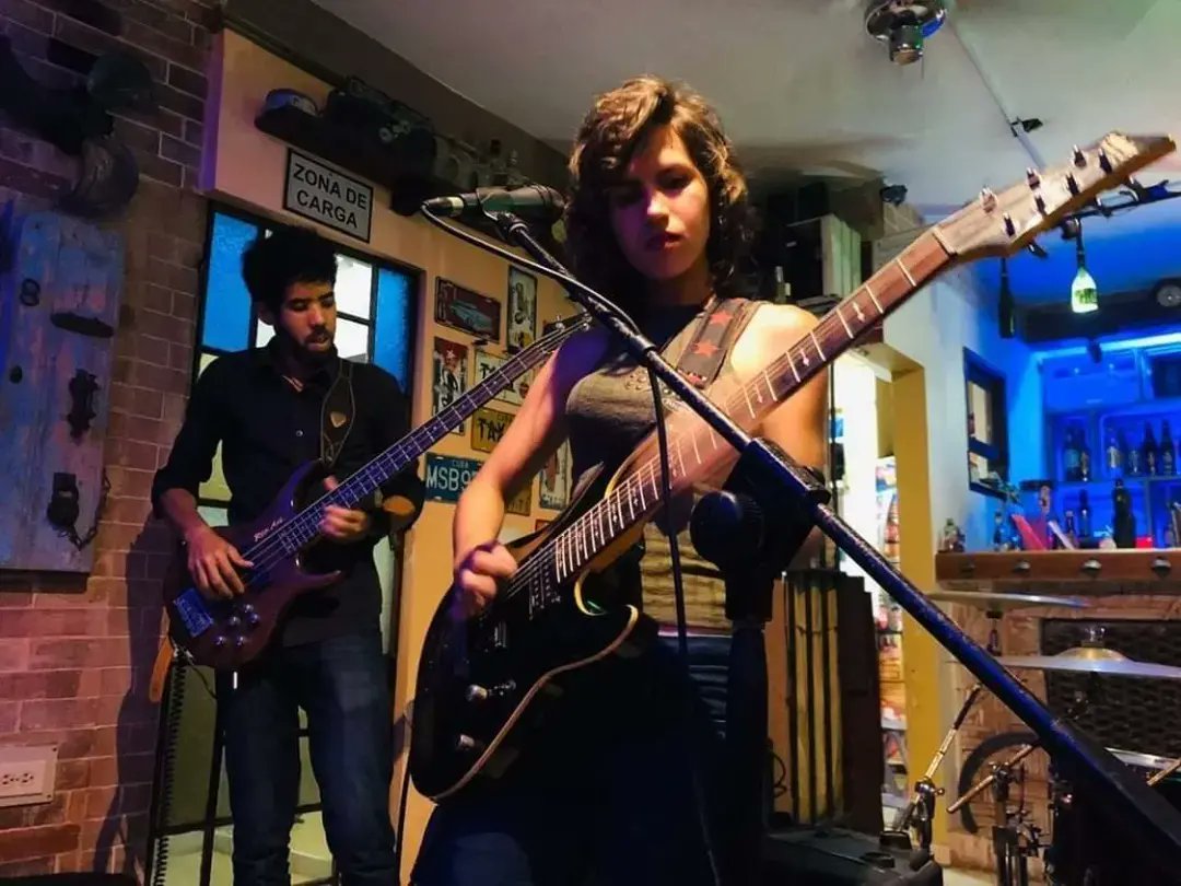 elmundodesofiab's tweet photo. Imágenes del Atenas Rock 🤟 junto a los chicos de @fingerprint_cubangrunge en la Taberna Bigotes 🍹
#elmundodesofiaband #electricguitarist #bassplayer #powertrio #grunge #indierock #femaleguitarists #femaleguitarplayer #femalefrontedband #rockband #instagood #instaguitarists https://t.co/bkjyaOMO0b