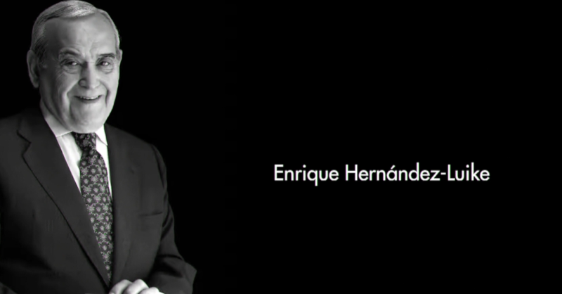 f_lineadirecta's tweet photo. 🏆 Este año el Premio Honorífico del #PremioPeriodístico a título póstumo es para Enrique Hernández-Luike, uno de los pioneros de la prensa de motor y automoción en España. 

👉 Recoge el premio @Juanhluike, CEO del Grupo Luike, de manos de Pere Navarro.
