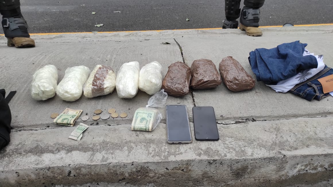 FFAAECUADOR's tweet photo. 🔴#URGENTE
🚨 #Pichincha 

En apoyo a @PoliciaEcuador, en la parroquia de #Calderón, las #FFAA decomisaron aprox. 08 kg. de presuntas sustancias sujetas a fiscalización y dinero en efectivo, que se encontraban en poder de dos personas que se movilizaban en una motocicleta. https://t.co/uXZgt29lhG