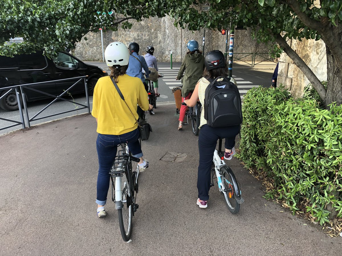 LCyclable's tweet photo. Bouchon 100% féminine sur la piste cyclable. La révolution du vélo passera par les femmes, qui ont une mobilité plus complexe à laquelle le vélo s’adapte mieux que la voiture. #velogenre https://t.co/uR0Yfrp2C8