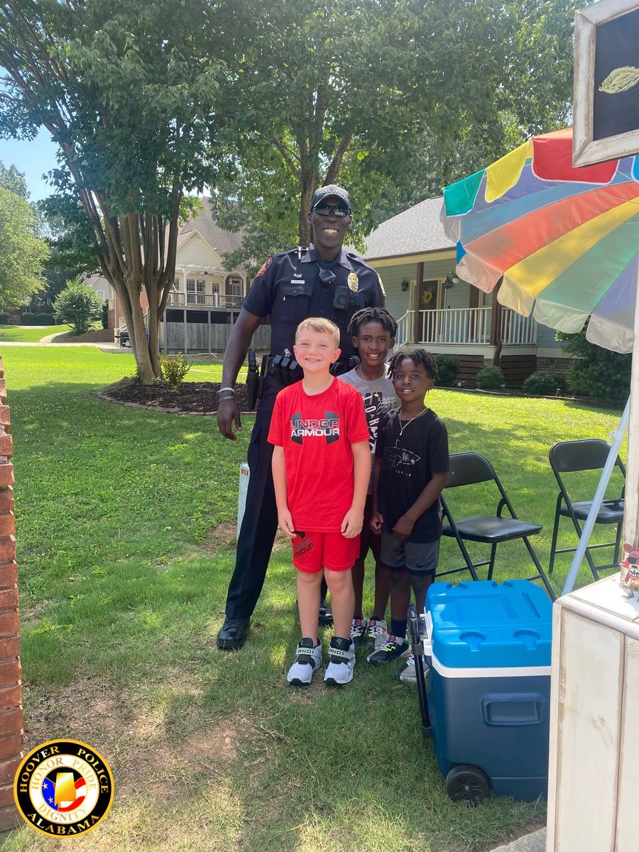 HooverPD's tweet photo. #MondayMotivation
"Make each new day count by helping someone or just making someone smile."
Sometimes, ‘workin the beat’ is stopping to get some lemonade. Officer Newbold spotted these guys in Russet Woods.
#hooverpd #WorkinTheBeat #communityengagement #communitypolicing https://t.co/ddnaoYKVfr