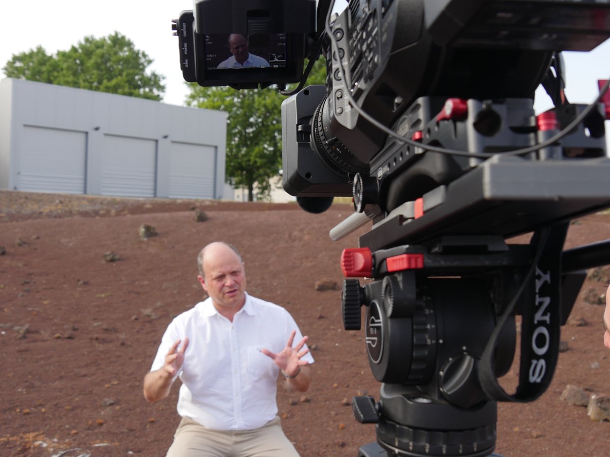 Maganach_Prod's tweet photo. Tournage de #Carnetsdevol en direct du sol martien du @CNES avec le directeur général délégué @LionelSuchet à propos de #Mars la planète rouge à la fois si proche et si loin de nous ! 🚀 https://t.co/DMGyBTx9PO