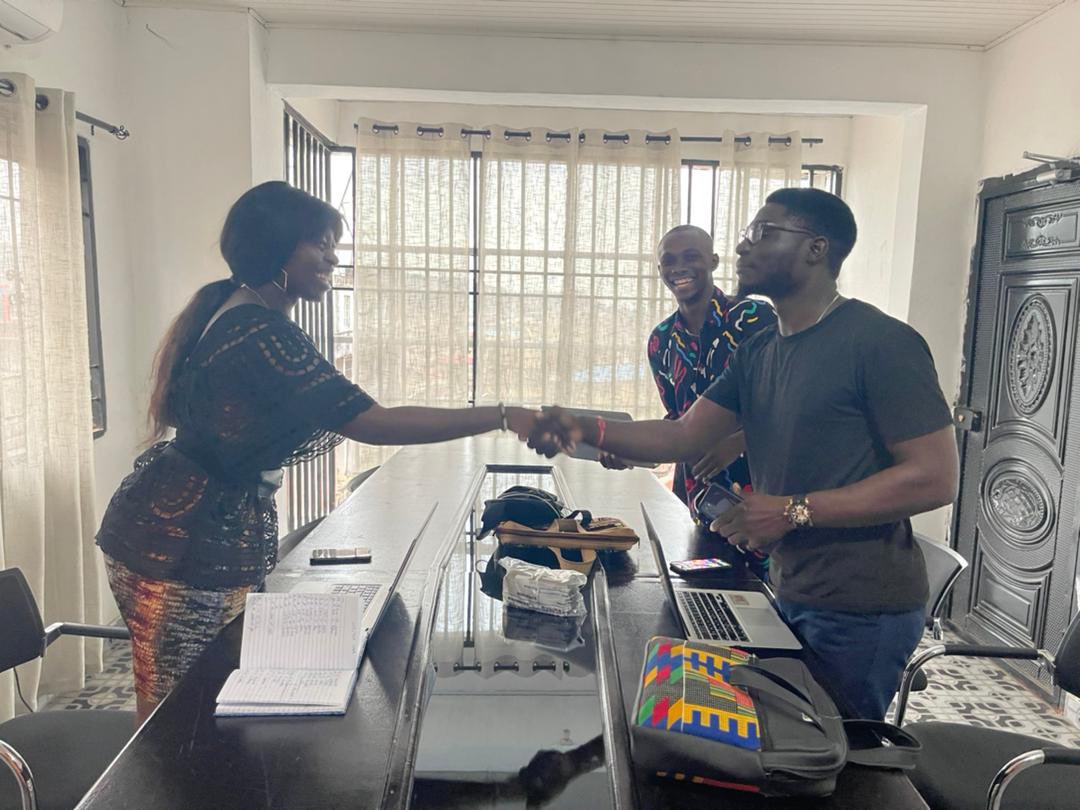 7dimples_'s tweet photo. Deal and Dealivered!
All smiles and shakes with our sister agency @Imotech Solutions🤓😎📝
#7dimples #imotechsolutions #agency #SaloneTwitter #freetown https://t.co/KyV2kETBMw