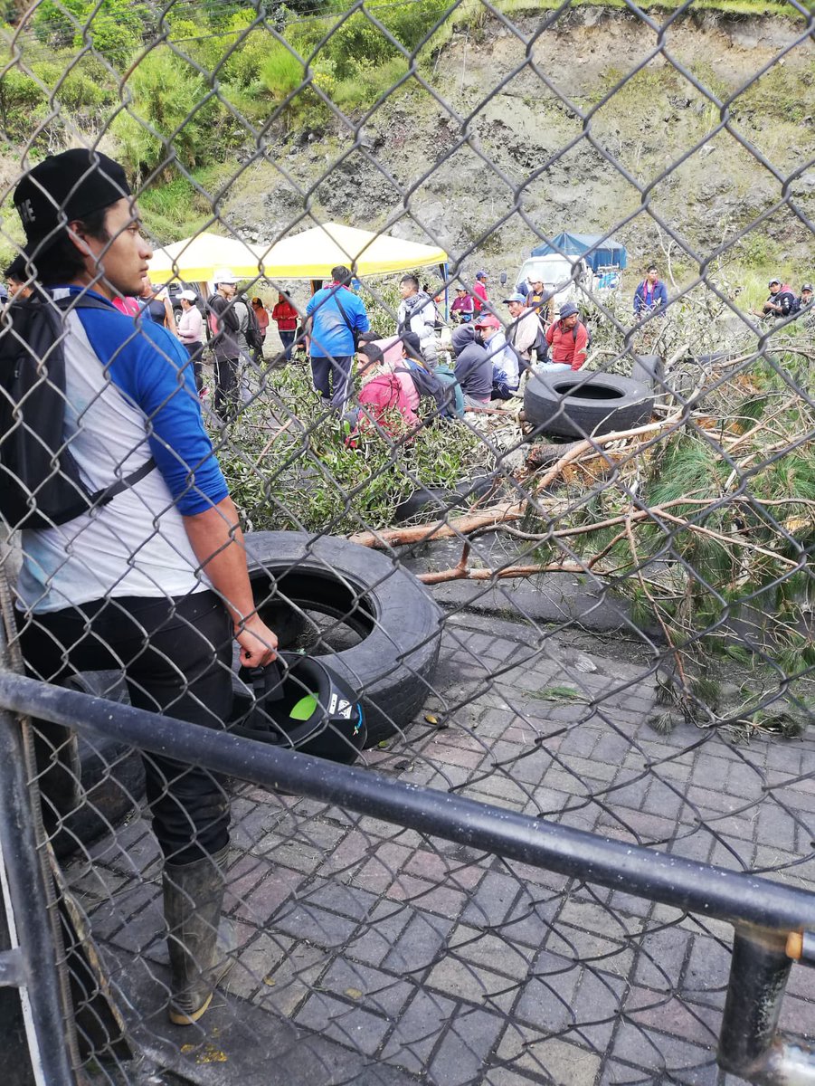 PriscSalazari's tweet photo. #Baños | En el sector de #Ulba se movilizan ciudadanos en rechazo al #Gobierno de @LassoGuillermo y en apoyo al #ParoNacional. Quienes están en sus casas dicen: “están enojados los señores”. ⤵️ https://t.co/JbGNqH6jqP