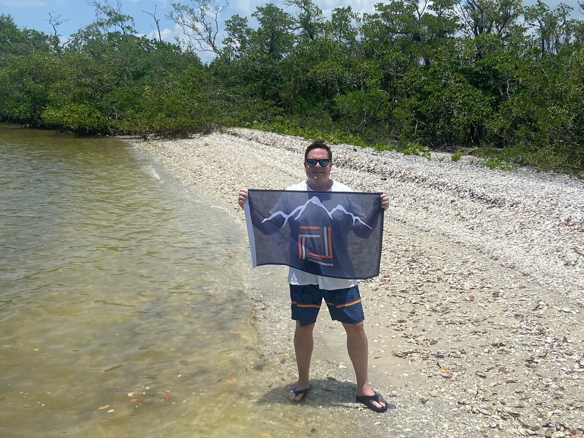 oros_bob's tweet photo. well-th is family at the beach! Welcome summer!  #hightowerHIGHflex #hifromanisland https://t.co/GQuY7wiDd6