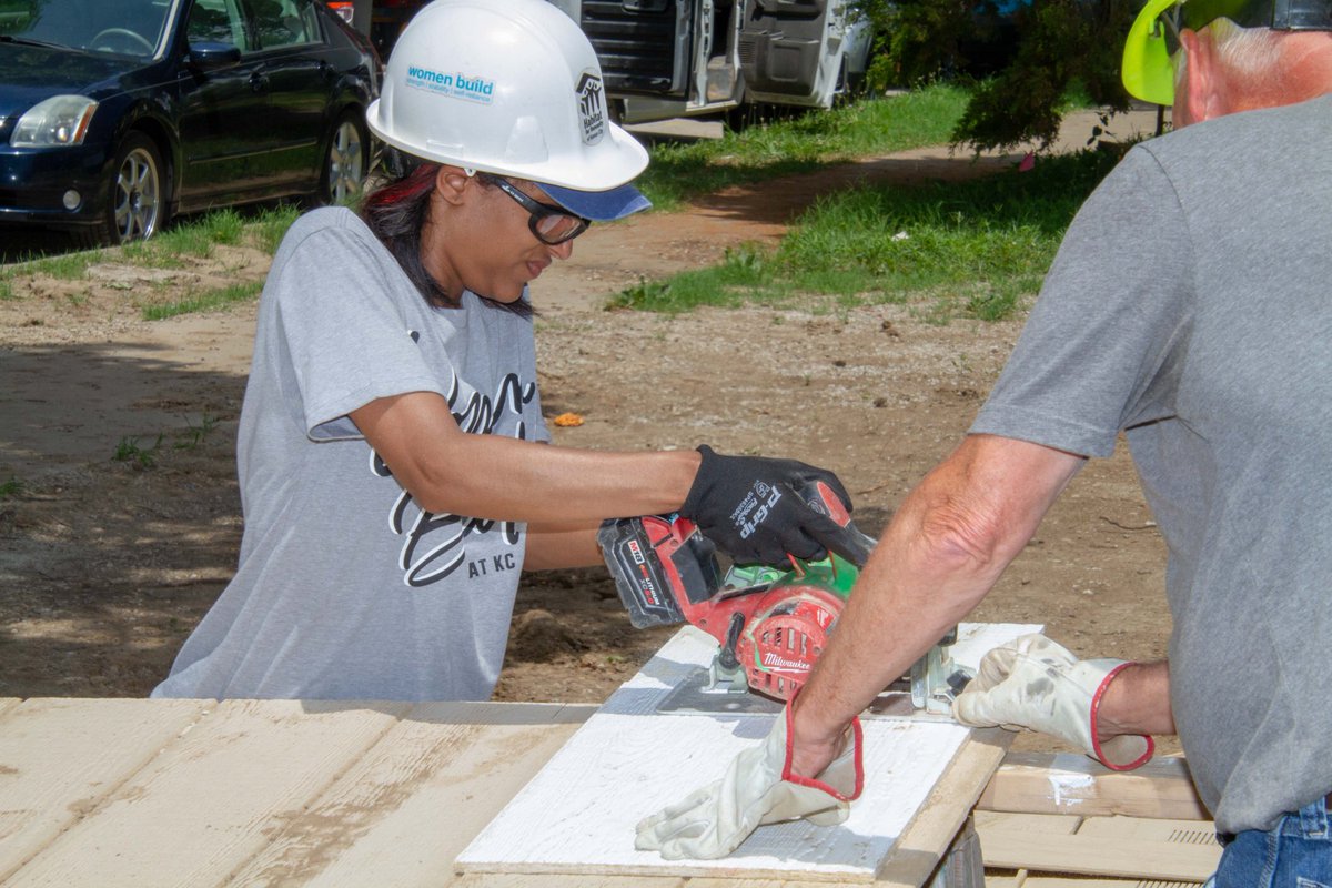 Uaw249's tweet photo. The @Uaw249 Community Service Committee organized & worked with our Women's Committee to volunteer @ Habitat for Humanity #WomenBuild. Working to build affordable housing for local families was such a rewarding experience. #local249 #UnionStrong #unionproud #habitatforhumanity https://t.co/LKTG6wrryC