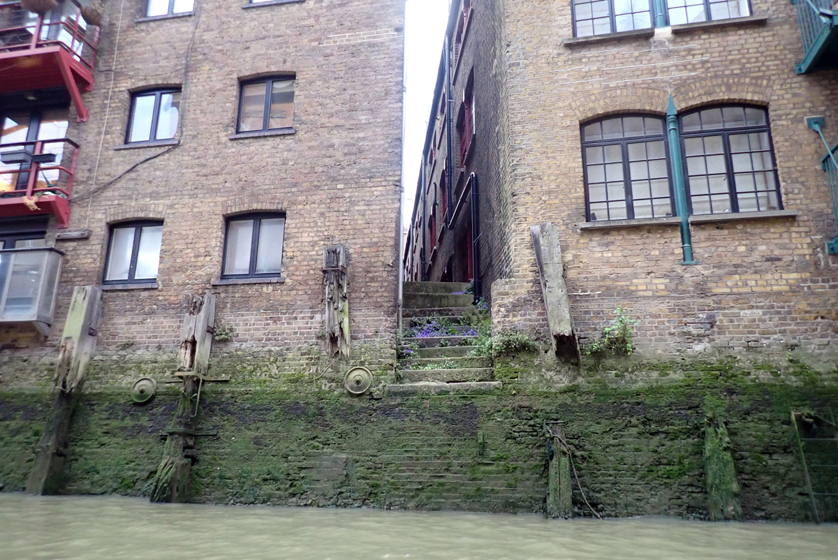iantokelove's tweet photo. St Saviour’s Dock in #Bermondsey, where the lost River #Neckinger met the Thames. In the 17th century, convicted pirates were hanged at the confluence as a grim warning to others. The name Neckinger may derive from ‘devil's neckcloth’, slang for the hangman's noose. https://t.co/16CjKMAX2H