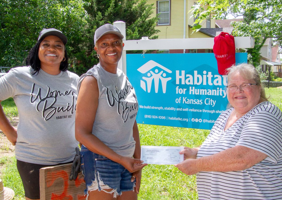 Uaw249's tweet photo. The @Uaw249 Community Service Committee organized & worked with our Women's Committee to volunteer @ Habitat for Humanity #WomenBuild. Working to build affordable housing for local families was such a rewarding experience. #local249 #UnionStrong #unionproud #habitatforhumanity https://t.co/LKTG6wrryC
