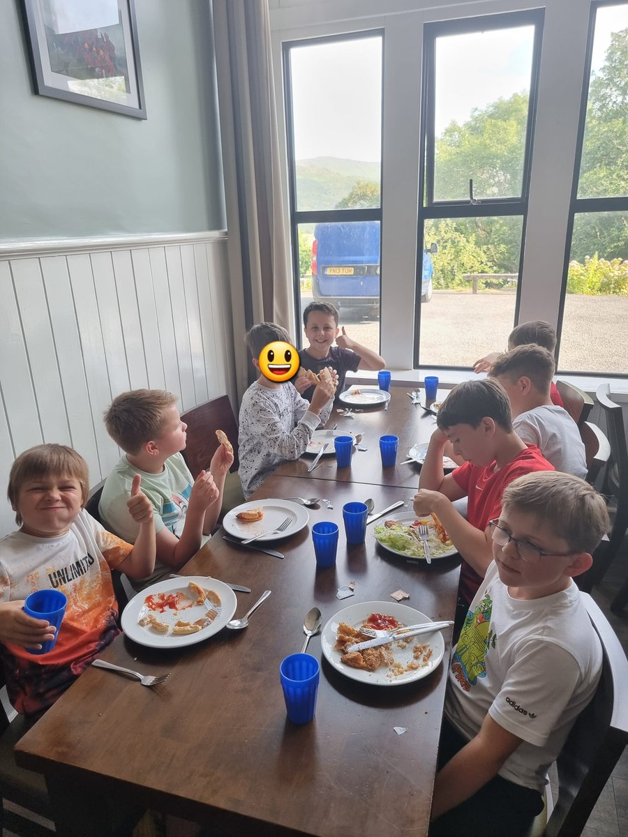 bishop_ce's tweet photo. After some fantastic problem solving and team work activities, we had some fantastic food for tea (pizza or fish and chips). Now for some rounders!! https://t.co/Fgu6F3MuTo