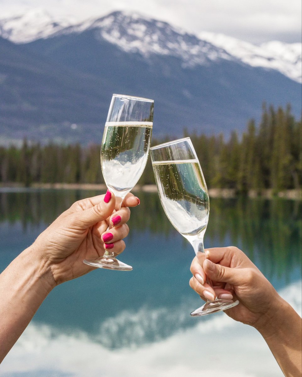 FairmontJPL's tweet image. Back by popular demand...it's Bubbles on Beauvert! Join us on Saturday, July 9 for an evening of glitz and glamour on the shores of Lac Beauvert. Prepare to be wined and dined in style at this Old Hollywood themed event. bit.ly/3y3ROGk #myjasper #explorealberta