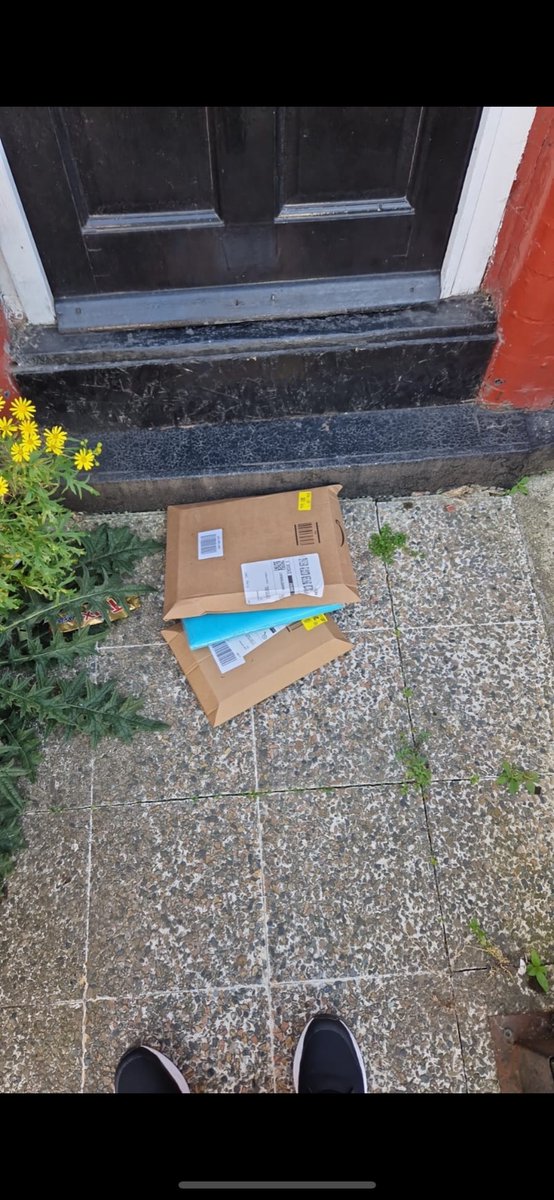 LeahJohnsonJM's tweet photo. @AmazonHelp 
Can I please speak to someone about why my parcels were left like this for 5 hours outside my house when no one was home and I asked for them to be delivered with a neighbour please??? https://t.co/e0PfEOjlZD