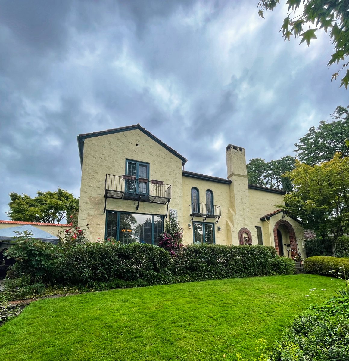 LostOregon's tweet photo. Estate sales = free historic home tours. 😄A real beaut in Eastmoreland over the weekend. Mediterranean style built in 1929. Picked up a sweet heavy-duty stapler for pennies, too.  

#porlandarchitecture #portlandhistory https://t.co/TaPQhDRwt6