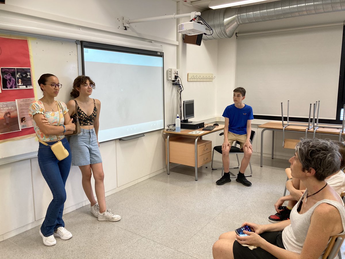 AnnaCMora's tweet photo. Aquesta tarda hem fet la Mostra a les Famílies i ha estat tot un èxit! #projectes #feinabenfeta #fidecurs https://t.co/utIt3GnOdS