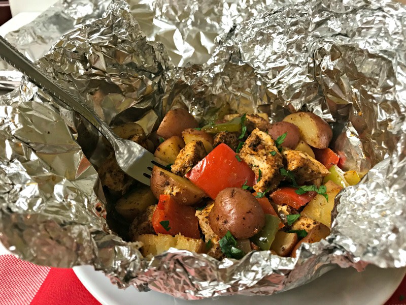 Blogghetti's tweet photo. Chicken and Potato Fajita Foil Pack Meals are an easy way to get dinner on the table fast or a great camping meal. #chicken #potatoes #fajitas #foilpack #meals #dinner #paleo #healthy #recipes #goodeats https://t.co/g2TpNQreRX https://t.co/5q5jQ3Igmf