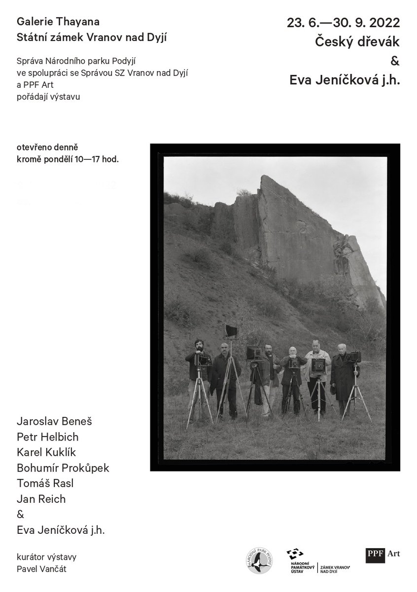 V první dekádě století se skupina fotografů rozhodla oživit staré velkoformátové deskové fotoaparáty. Jejich práci si můžete až do konce září prohlédnout na vranovském zámku. Vernisáž snímků skupiny #Českýdřevák se uskuteční ve čtvrtek. Přijďte! Více na nppodyji.cz/ceskydrevak2022