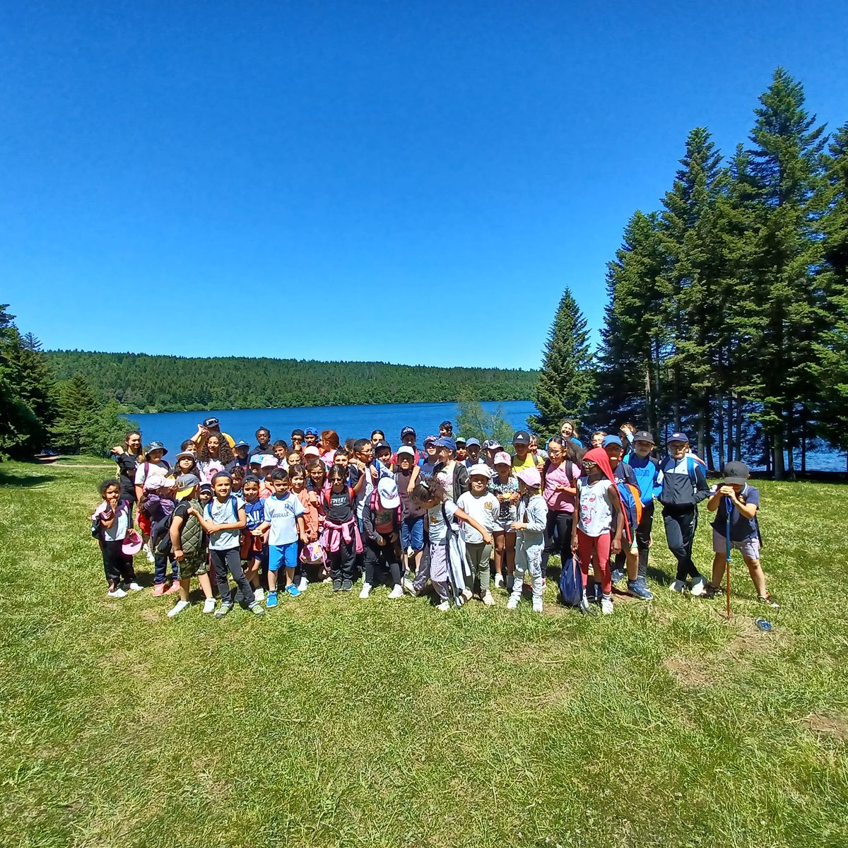 PoleChartreuse's tweet image. Belle balade au Lac du Bouchet pour les élèves de l&apos;école Ste Thérèse, à la découverte du volcanisme de notre département et de ses beaux paysages.