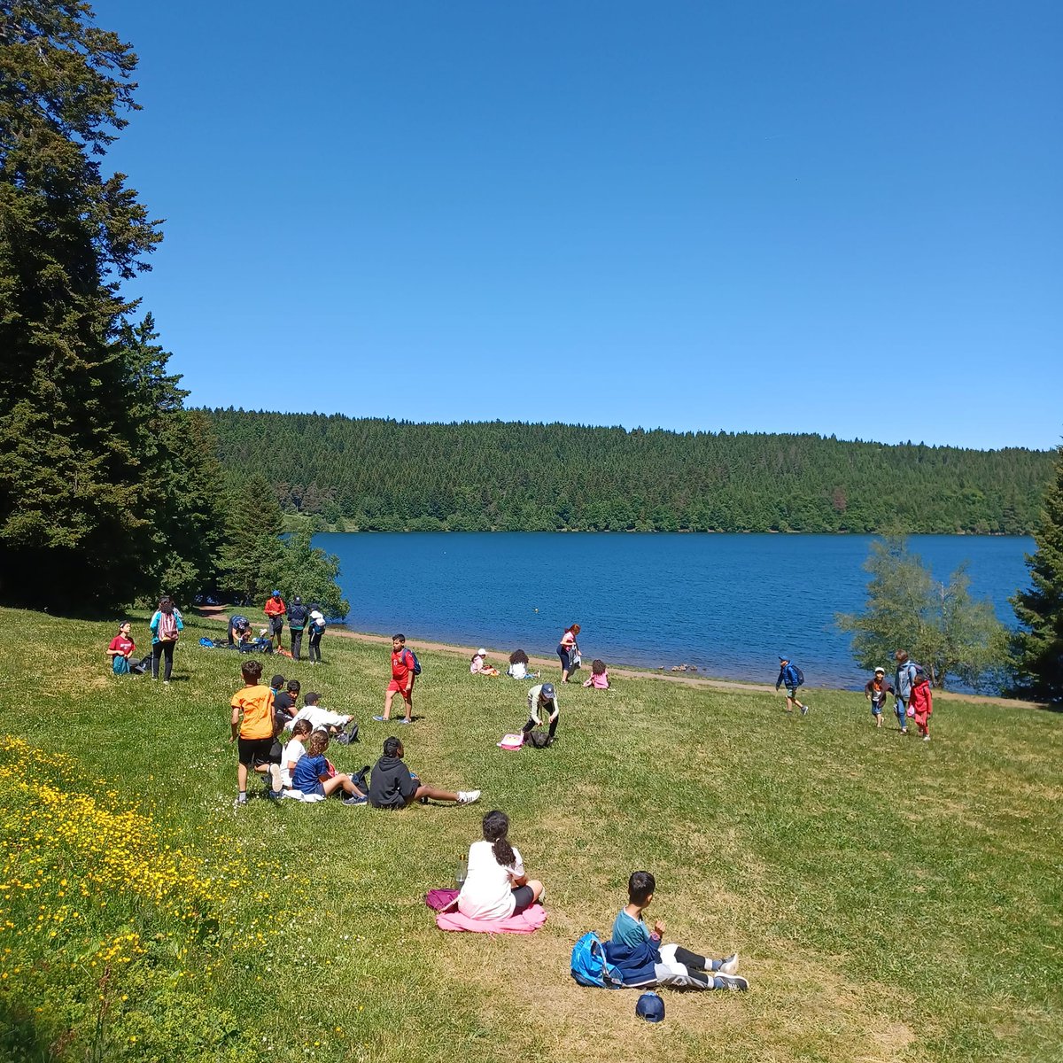 PoleChartreuse's tweet image. Belle balade au Lac du Bouchet pour les élèves de l&apos;école Ste Thérèse, à la découverte du volcanisme de notre département et de ses beaux paysages.