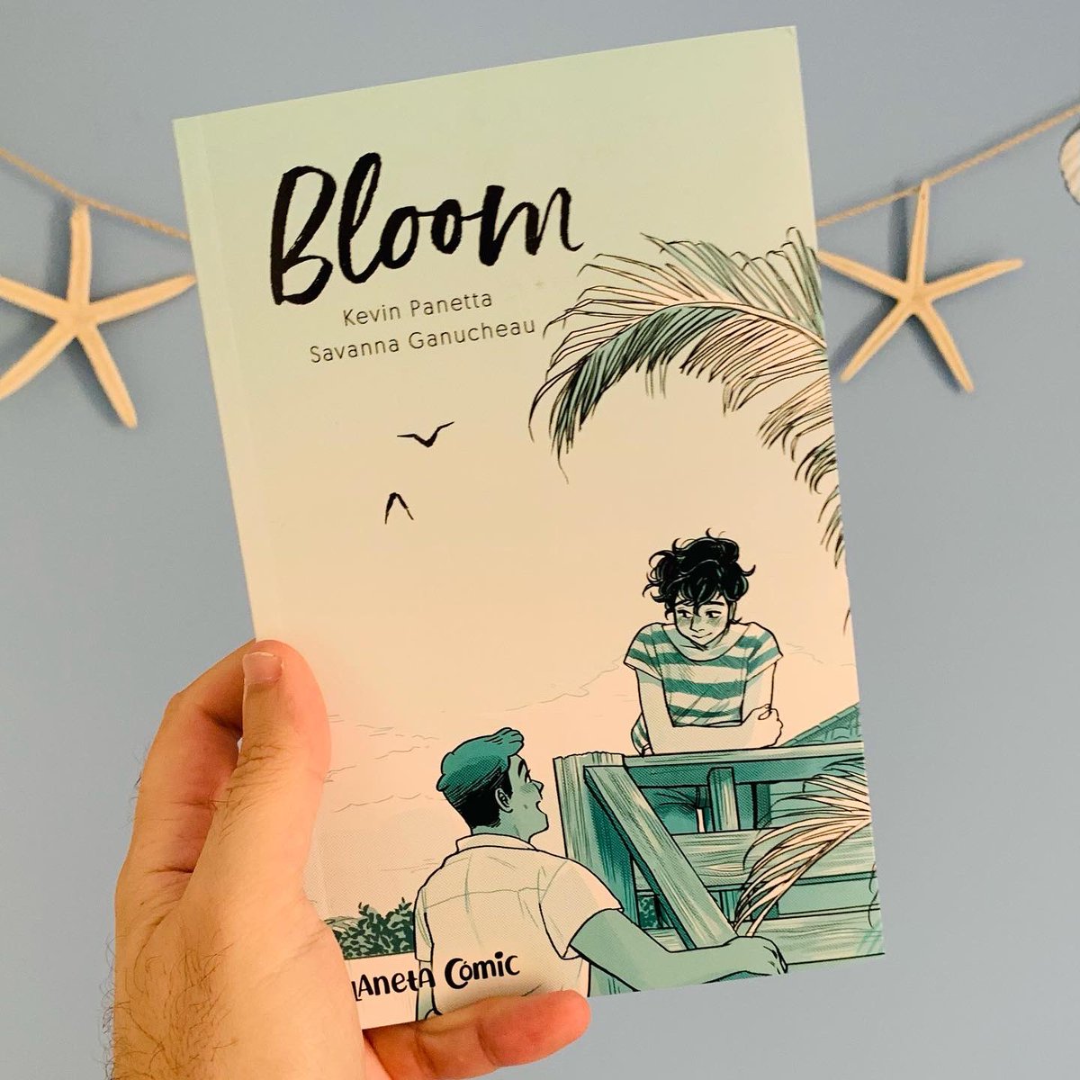 Juan_Naranjo_'s tweet photo. 342. #Bloom es un cómic juvenil de #KevinPanetta y #SavanaGanucheau editado en España por @Planetadelibros con traducción de #GracielaRomeroSaldaña. Es una historia al estilo #Heartstopper que cuenta el idilio veraniego de dos jóvenes que trabajan en una panadería. https://t.co/n50BacHdGl