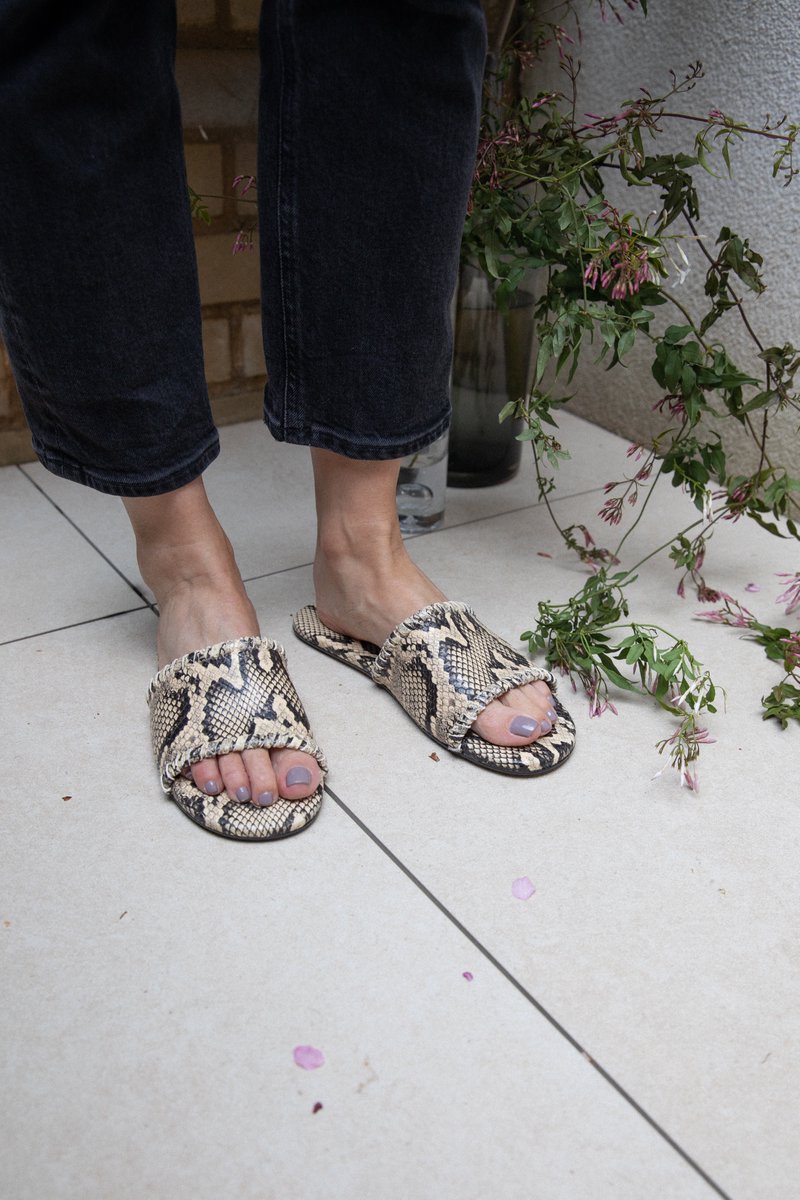 DF Meets: Florist and founder of Wild Wood London, Charlotte Wood, invites us to her home on a sunny day in London, where we discuss all things fancy florals and personal style. Discover the full interview: bit.ly/3xLTy5Q #DearFrances #InterviewSeries