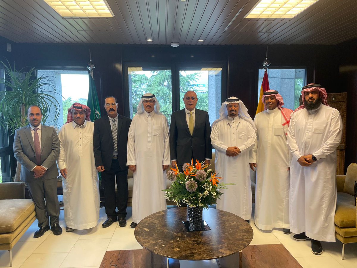 استقبل سعادة السفير #عزام_القين بمكتبه في مقر السفارة هذا اليوم مدير عام فرع وزارة البيئة والمياه والزراعة بمنطقة الجوف المهندس عبدالله بن أحمد الأحمري يرافقه وفد من مزارعي الزيتون بمنطقة الجوف. وتم خلال اللقاء الاطلاع على مستجدات التعاون مع الجانب الإسباني في مجال زراعة الزيتون.