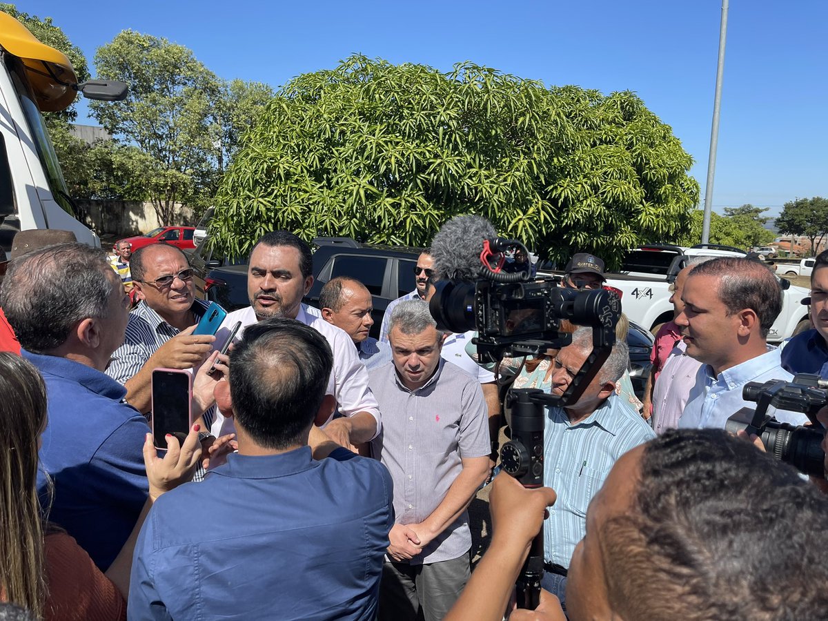 WanderleiTO's tweet photo. Sendo recepcionado no local do evento pelo anfitrião prefeito Ronivon, prefeitos de cidades vizinhas, deputados, vereadores, demais autoridades e amigos da querida Porto Nacional.#OrdemServiço #Restauração #TO050 https://t.co/u695eeefgU