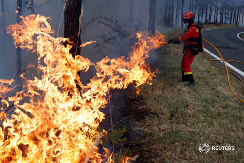 A firefighter from the Unidad Militar de Emergencias tackles a forest fire near Artazu, Navarre province, Spain reut.rs/3QwlzGV 📷 <a href="/vpwwest/">Vincent West</a>