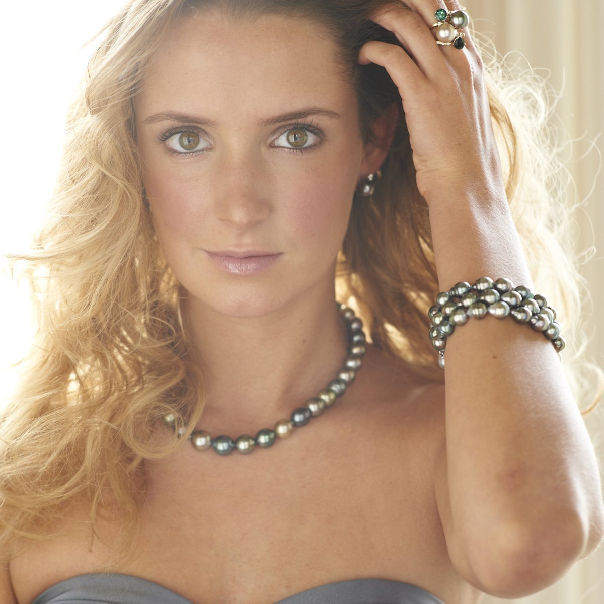CDPearls's tweet photo. The uniform string of pearls your grandma cherished is morphing into a sassier alter-ego. 
Black pearls feel contemporary but not ephemeral. 
They have that undeniable glow to them that lights up your skin.
Come on over to the dark side. https://t.co/8gMr0KoLHC