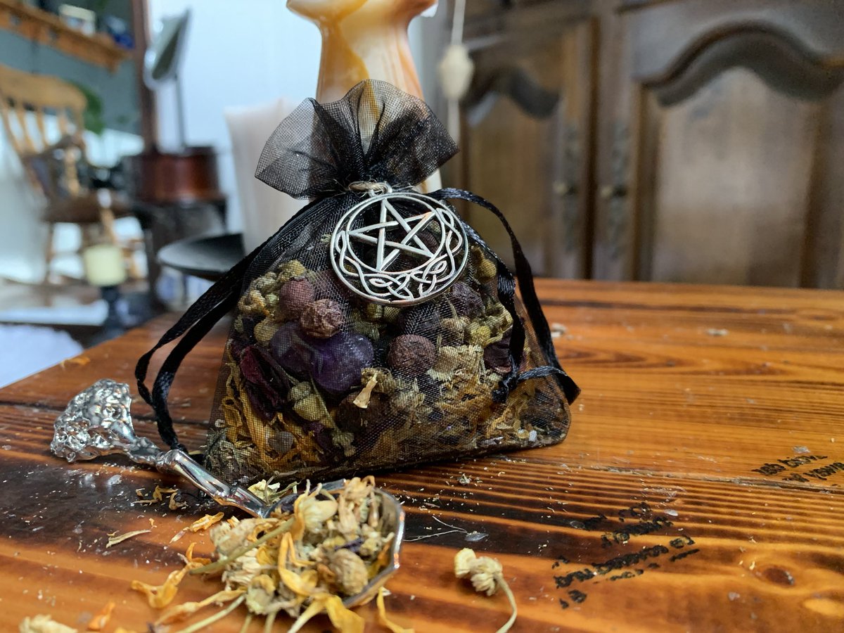 kay_witchery's tweet photo. ✨ Protection Sachets are still available ✨

✨ Having bad dreams?
✨ Want to feel protected while sleeping?
✨Want to feel protected on the go?
✨ Is bad luck following you?

❤️‍🔥 Snag one now in my shop~ https://t.co/Yja7dOlRVX https://t.co/Hu4I704b0n