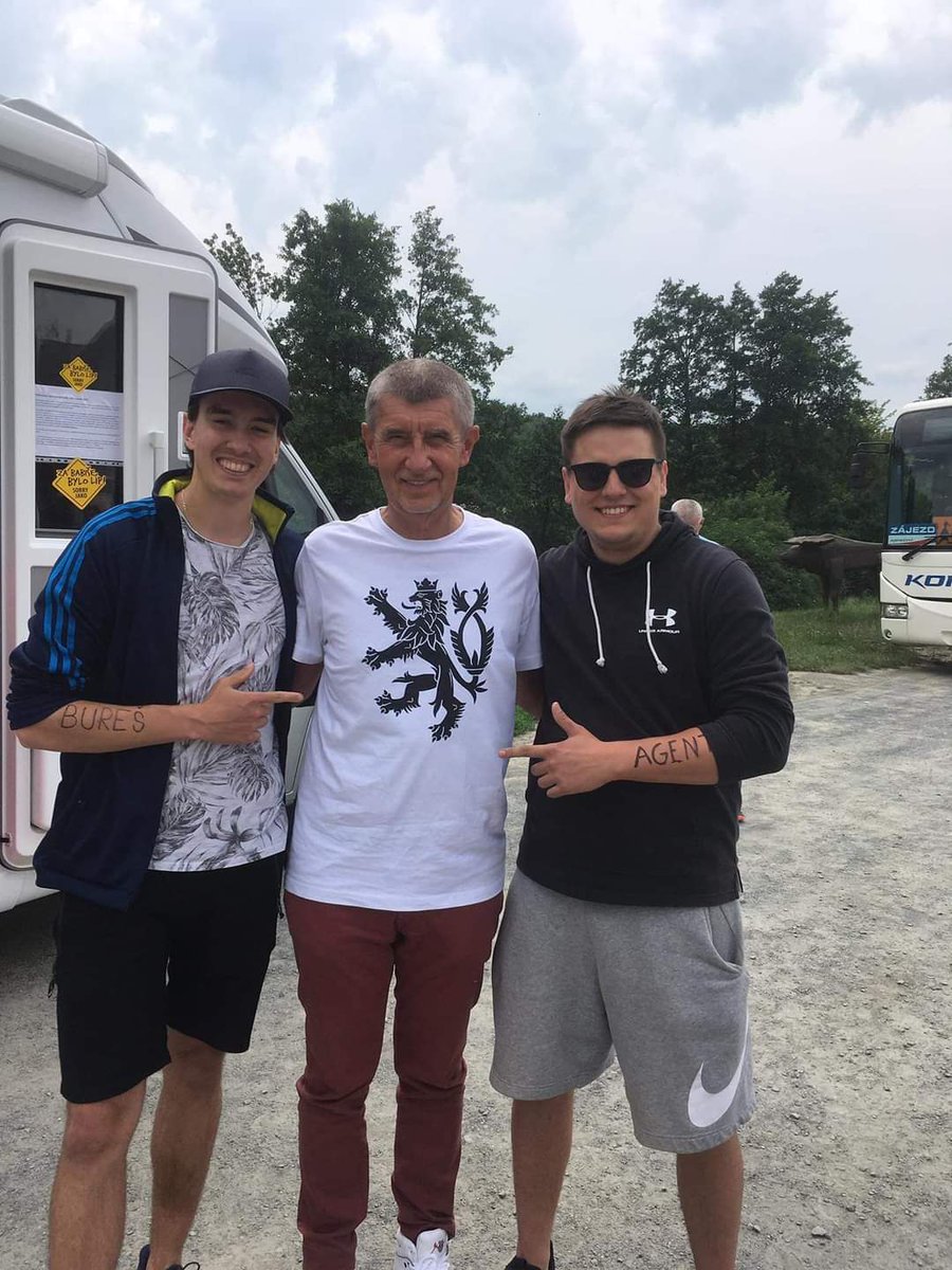 honzakob's tweet photo. 😅 Skvělej stěr, všimněte si nápisů na rukou (autor Filip Kubeš) 👍👏 https://t.co/HZREtTrQ1t