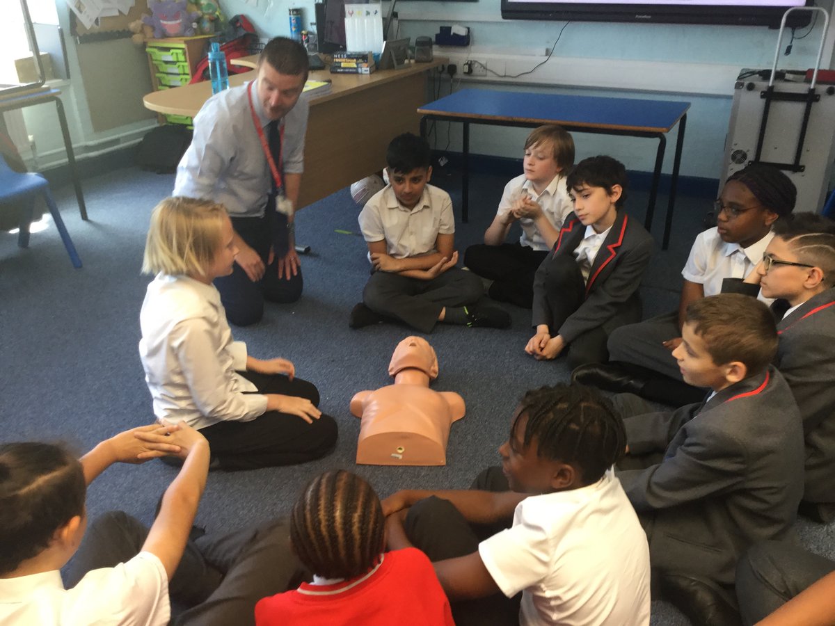 FeatherstoneYR6's tweet photo. Great workshop in Year 6 this afternoon looking at First Aid. We looked at how to effectively apply CPR and how to get someone in the recovery position! https://t.co/gpJIy8RHaM