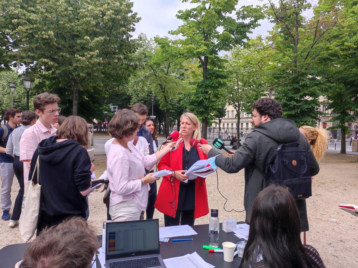 Et la 1ère députée à venir profiter de la formation offerte par 35 scientifiques devant l'<a href="/AssembleeNat/">Assemblée nationale</a> est <a href="/Simonnet2/">Danielle Simonnet</a>. Merci à vous ! Reste plus que 576 à former 😍😂 #legislatives2022 #MandatClimatBiodiversite #climat #biodiversité