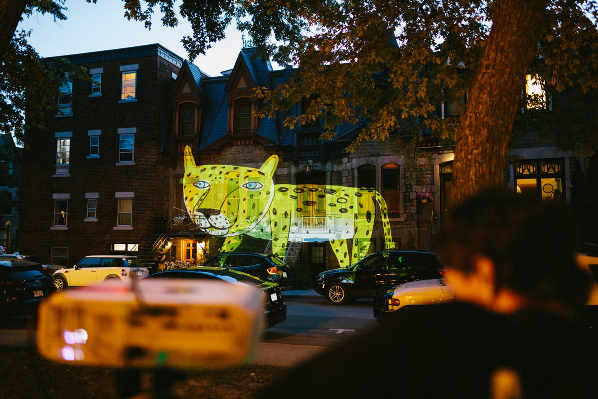 mapp_mtl's tweet photo. 📸✨🧡 Retour en images sur la belle parade de mapping d'hier avec @vjsuave (Brésil) présentée par @MURALfestival &amp; MAPP_MTL ! 

VJ Suave a transformé les rues de Montréal en un terrain d'expression créatif, un moment vraiment magique ! Merci à toutes et tous d'être venus ! https://t.co/MfWW0NGMo8