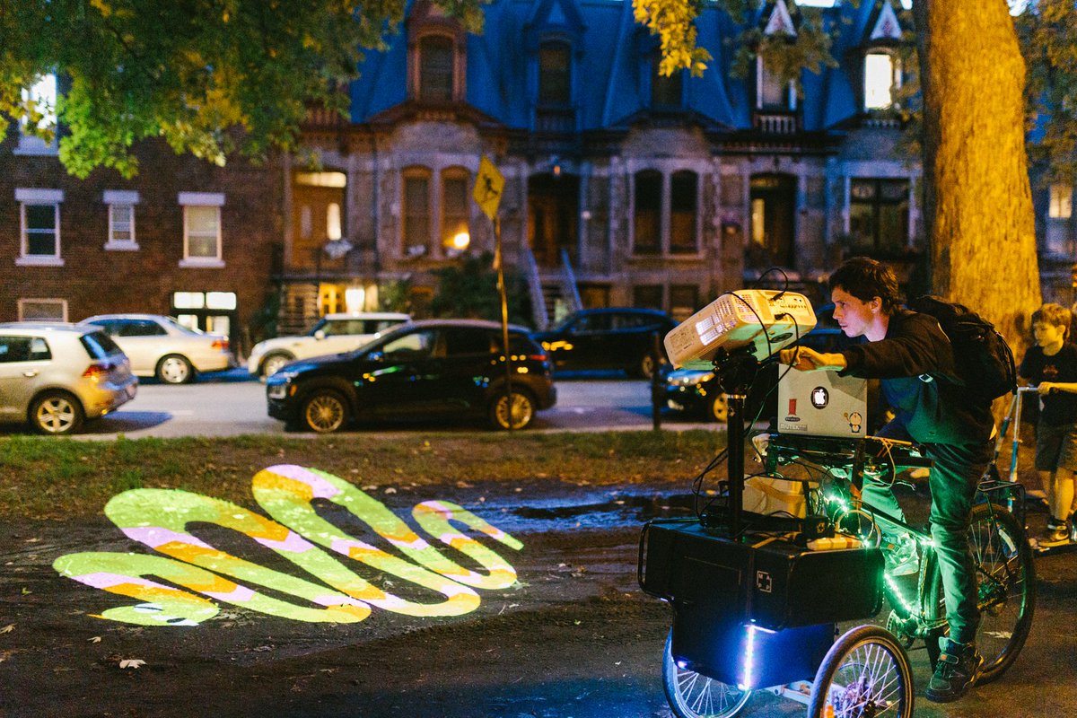 mapp_mtl's tweet photo. 📸✨🧡 Retour en images sur la belle parade de mapping d'hier avec @vjsuave (Brésil) présentée par @MURALfestival &amp; MAPP_MTL ! 

VJ Suave a transformé les rues de Montréal en un terrain d'expression créatif, un moment vraiment magique ! Merci à toutes et tous d'être venus ! https://t.co/MfWW0NGMo8