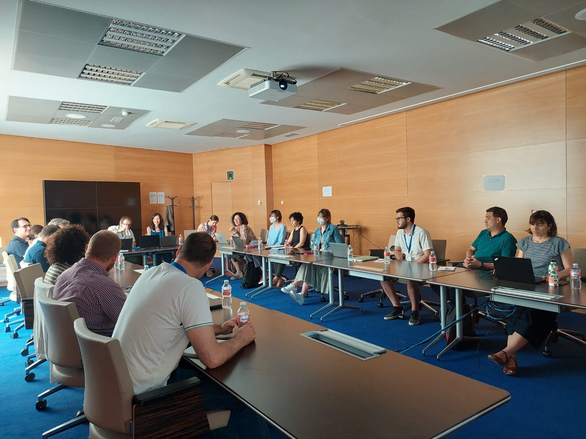 IMDEA_Energia's tweet photo. Este lunes hemos celebrado en #IMDEAEnergía una reunión del proyecto #SOLFuture junto a
@ICIQchem @Apria_Systems @icmmcsic @Cepsa_ES y @CIEMAT_OPI.
El objetivo es la conversión eficiente de energía solar en combustibles sostenibles y productos químicos. https://t.co/24aCIDuFOc
