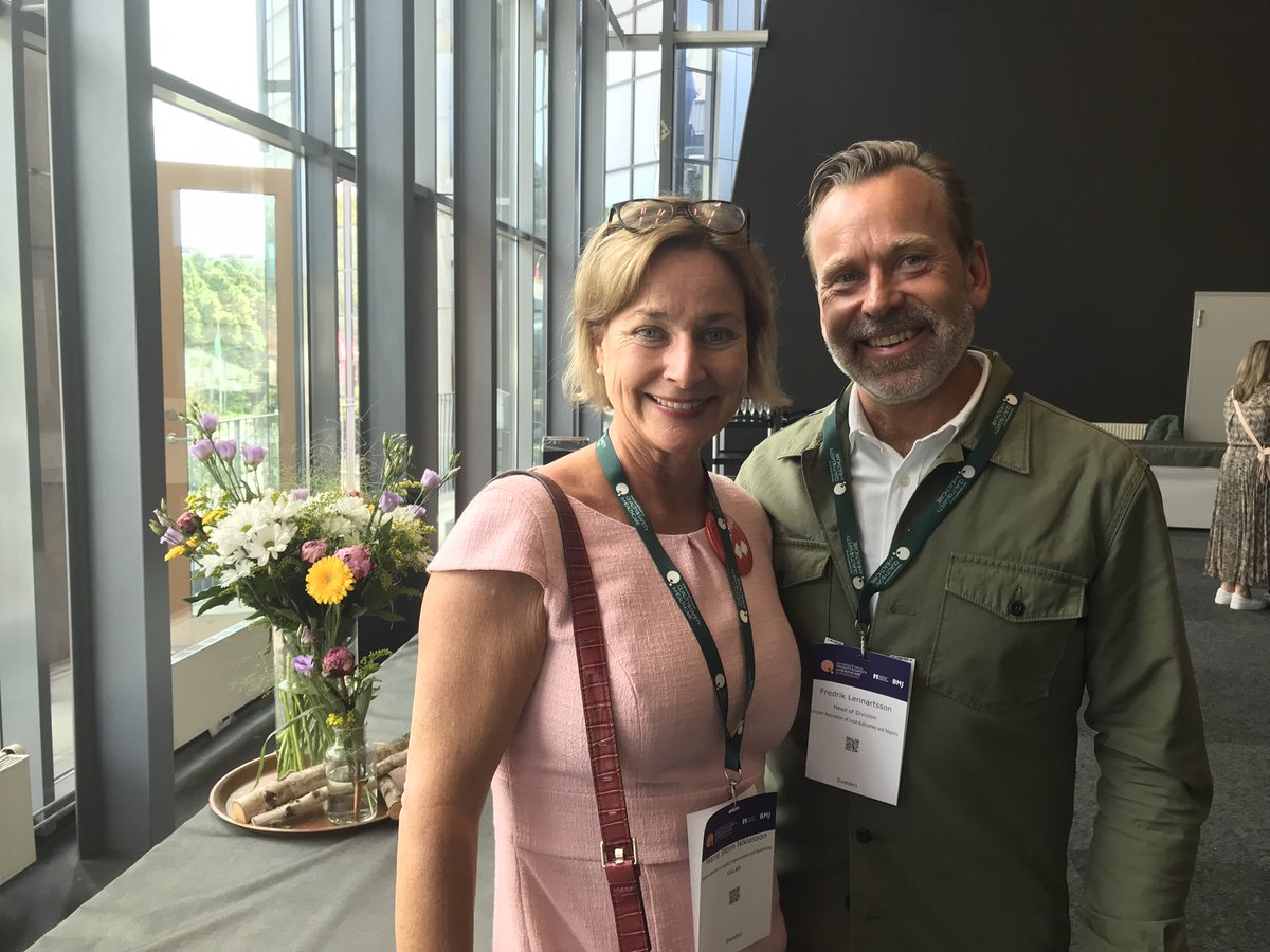 Två viktiga ledare i Svensk hälso-och sjukvård. I min bok är ledarskapet det som varje organisation måste värna. Dessa två är matjorden som ger förutsättningar för oss andra att växa. Tack <a href="/MarieBNiklasson/">Marie Blom Niklasson</a> och <a href="/fredriklennarts/">fredrik lennartsson</a> <a href="/SKR_se/">SKR</a> På <a href="/QualityForum/">Quality Forum</a>   
#Quality2022  #vårdpol