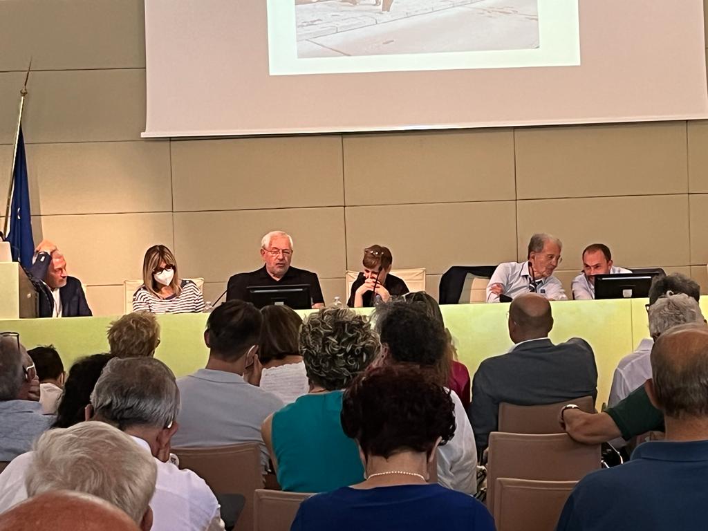 fnpcisler's tweet photo. #20giugno #ReggioEmilia @roberto_pezzani partecipa alla presentazione del libro "Sapere Libertà Mondo": un ricordo della figura dello straordinario sindacalista Cisl Pippo Morelli #contrattazione #150ore #formazione @FnpCisl @Cisl_ER #FimCisl https://t.co/QLbjYAH8Q2