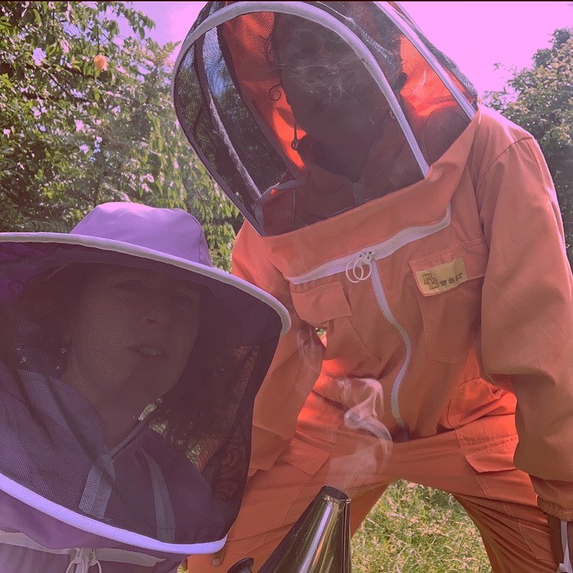 auclairmusic's tweet photo. Buzzing that the choral sound work ‘The Swarm’ that Heloise TB and I made about honeybees, has evolved into a sound installation which you can experience as part of #OurTimeOnEarth @BarbicanCentre 

Sat 9 - Sun 10 July, 10am-7pm, free entry

Full info https://t.co/DL195WQMbm https://t.co/IAcvarEqau
