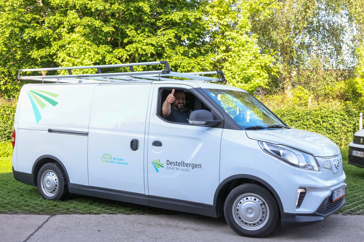 🚘 We moeten, net zoals alle andere lokale overheden, maatregelen treffen om de vooropgestelde klimaatdoelstellingen te halen. Daarom kocht onze Technische dienst twee elektrische wagens aan. 

💚 Met deze aankoop vergroenen we verder het gemeentelijk wagenpark.

📸 L. Nimmegeers