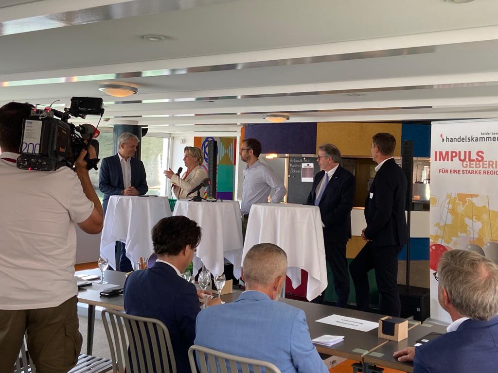 beat_jans's tweet photo. Am Europa-Dialog der Handelskammer beider Basel haben wir heute gemeinsam den Bundesrat dazu aufgefordert, rasch an den Verhandlungstisch zurückzukehren. Insbesondere für den Forschungs- und Wirtschaftsstandort Basel sind zeitnahe Lösungen mit der EU von enormer Bedeutung. https://t.co/DF58195fca