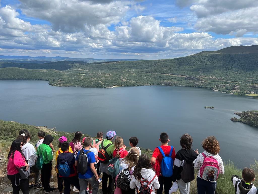 InmaculadaPonfe's tweet image. Viaje en catamarán por el lago de sanabria. ¡Qué paisaje tan espectacular! Y ahora… ¡Hemos comenzado el senderismo! ¿Cuánto queda? 😊

#ExcursiónEscolar #ExcursionesFinDeCurso #concepcionistas
