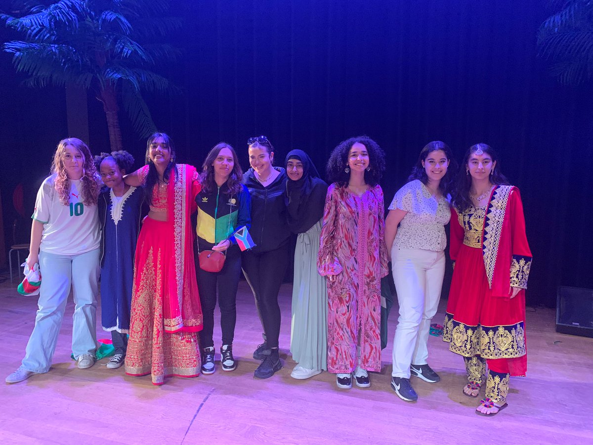 Op initiatief van leerlingen uit de 3e &amp; 4e klas vond vandaag de allereerste Spinoza Cultuurdag plaats!

Om de diversiteit aan nationaliteiten en culturen op onze school zichtbaar te maken, gingen leerlingen en docenten gekleed in traditionele kleding.

Mooi en goed om te zien!
